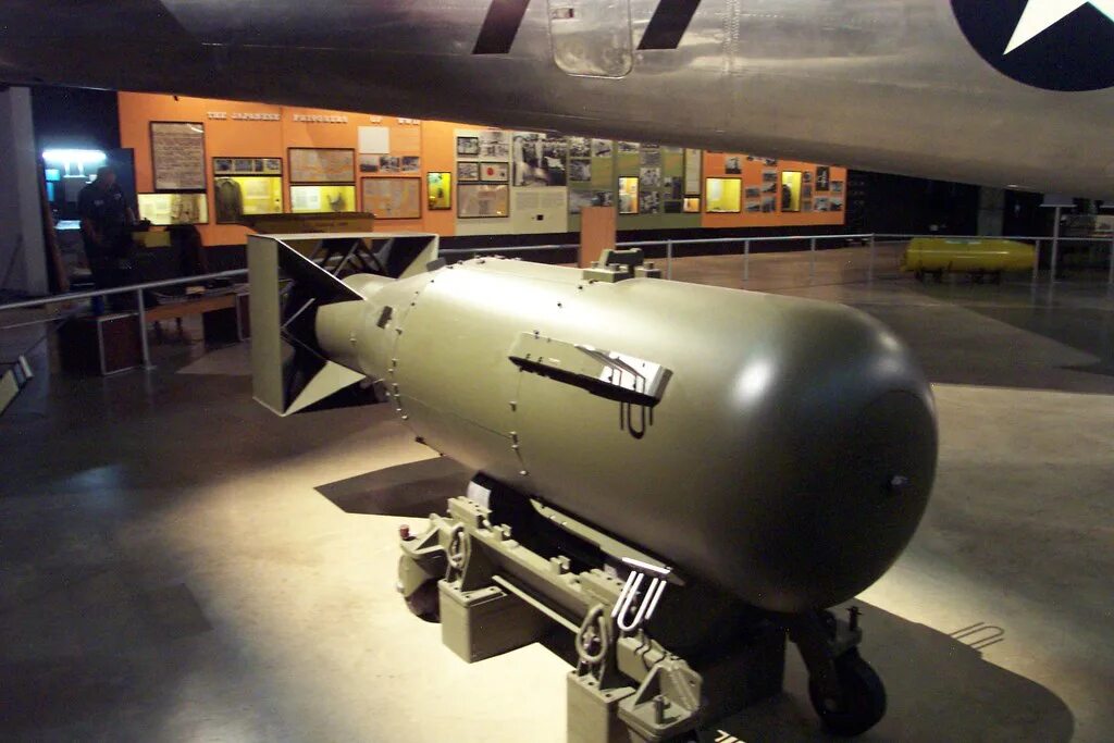 Название ядерного оружия сша. Ядерные бомбы mk33. Атомная бомба little boy. Ядерная боеголовка малыш.