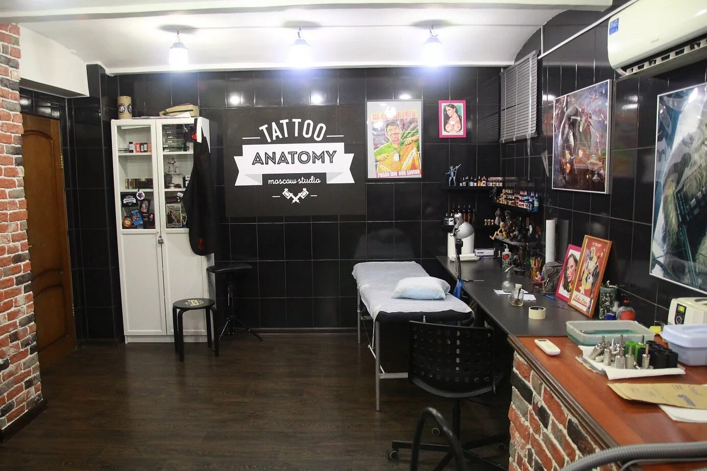 Тату студия москва. Тату кабинет интерьер. Дизайн тату студии. Тату студия. Тата салон москва.