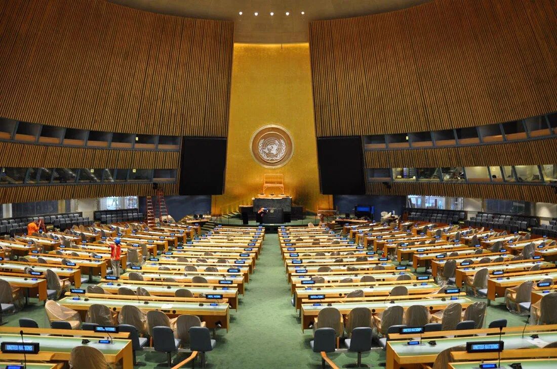 Город штаб оон. Зал Генеральной Ассамблеи ООН В Нью-Йорке. Здание секретариата ООН В Нью-Йорке. Здание Генеральной Ассамблеи ООН. Зал заседаний ООН Нью Йорк.