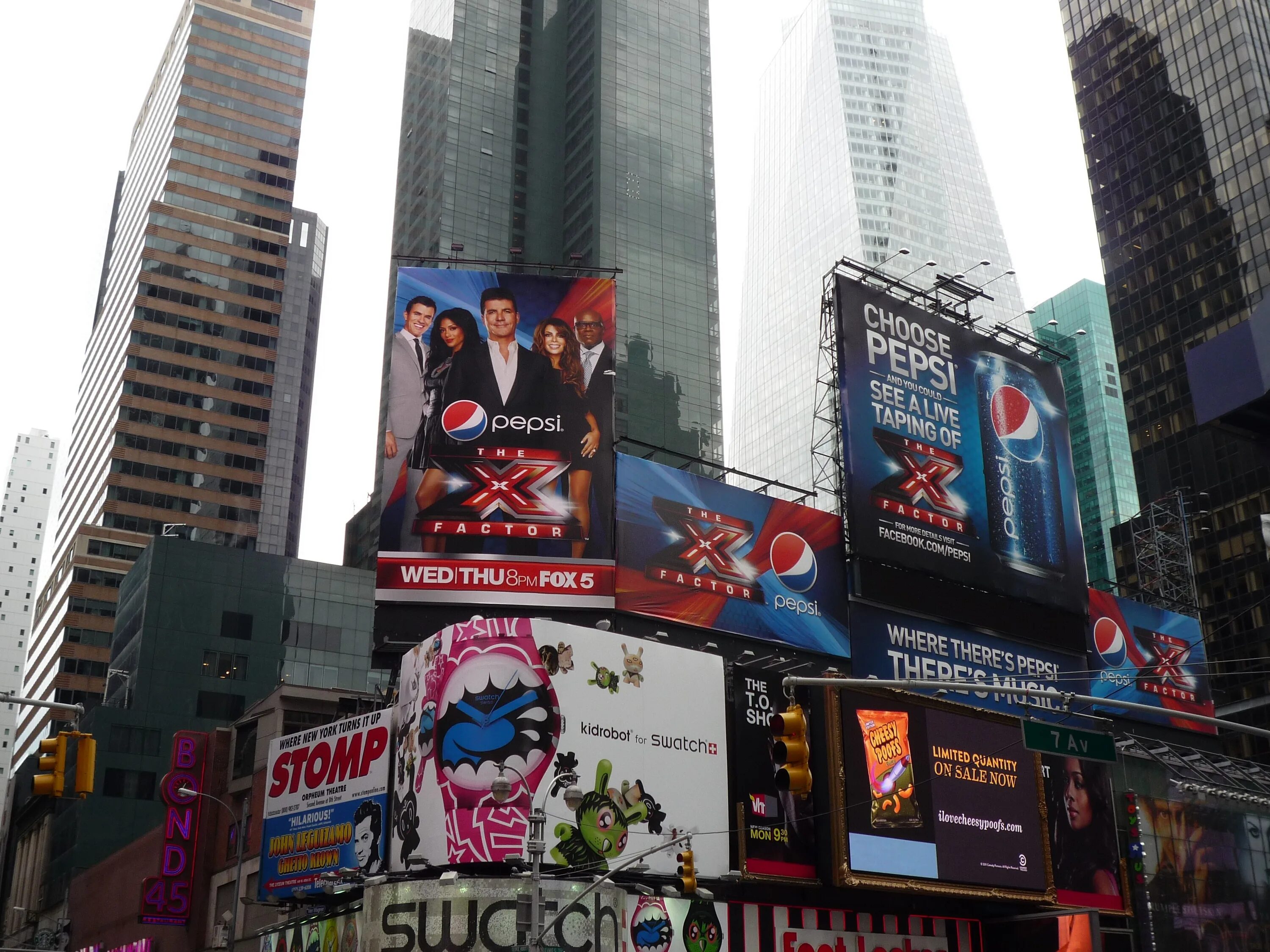Реклама центр города. Нью-Йорк улица Таймс сквер. Таймс сквер Нью Йорк билборды. Рекламные щиты Таймс сквер. Тайм сквер в Нью-Йорке фото.