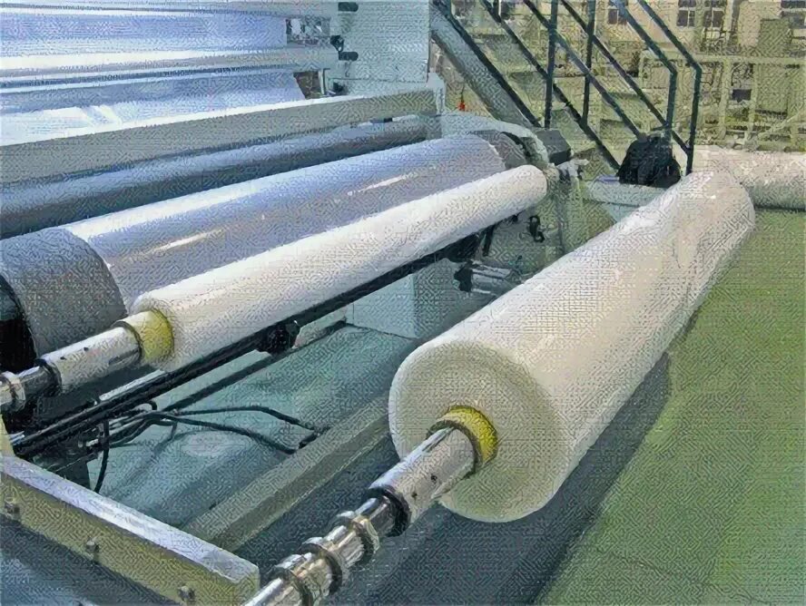Рулон полиэтилена. Намотчик стрейч пленки. Станок по производству стрейч пленки. Пвд псд пнд. Полимерная продукция.