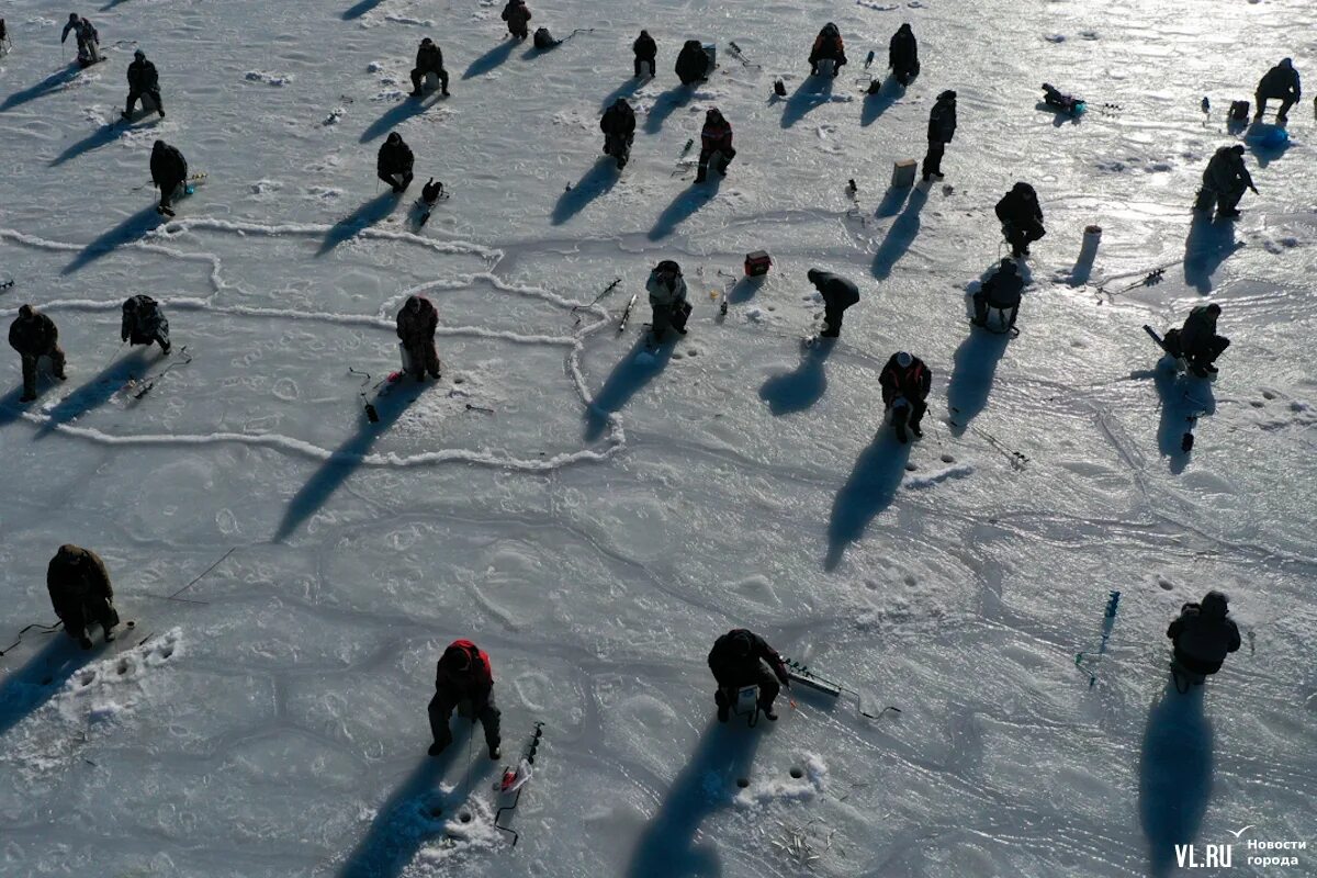 Выходи и лови. Корюшка на льду. Корюшку зимой в финском заливе. Лед на Амуре. Только вставший лед.