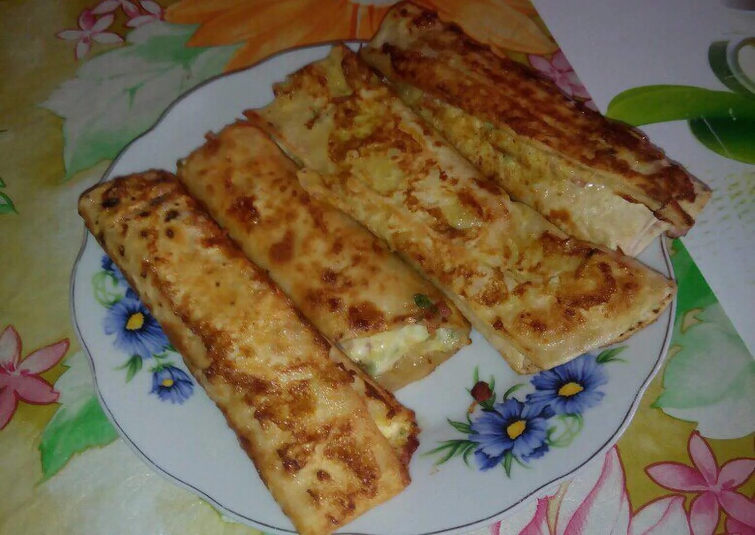 завтрак из лаваша на сковороде с колбасой и сыром. лаваш с яйцом и сыром. лаваш яйцо сыр на сковороде. лаваш с сыром на сковороде. лаваш на сковороде.