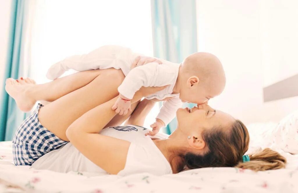 Куни молодой маме. Малыш плюс. Hold the Baby. Woman playing with her Baby. Self-massage photo of children in Bed.