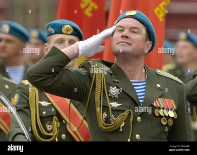 Какой рукой военнослужащие отдают честь