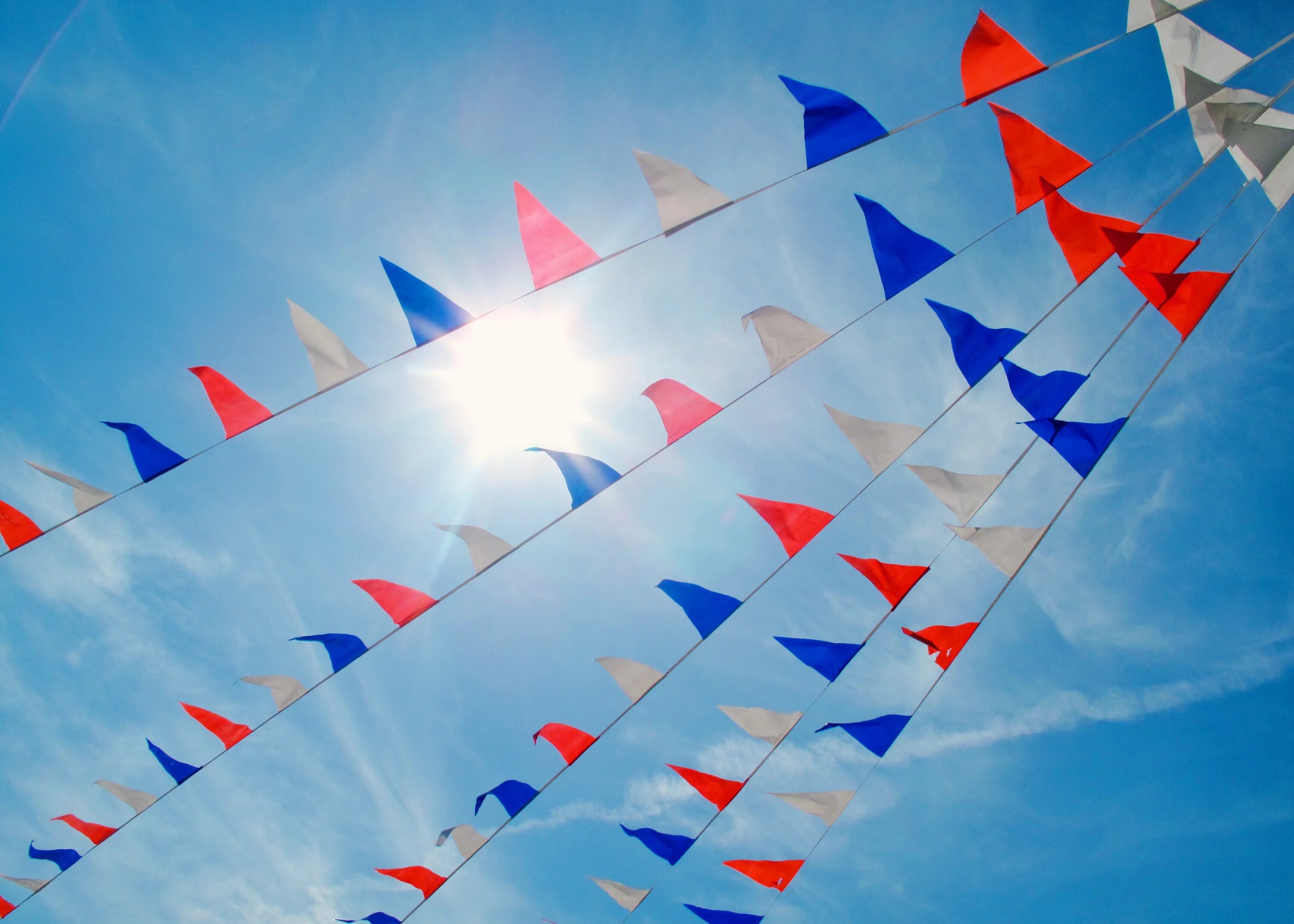 Небо белый синий красный. Стихотворение про российский флаг. Флаг россии. Небо цвета российского флага. Триколор флаг.