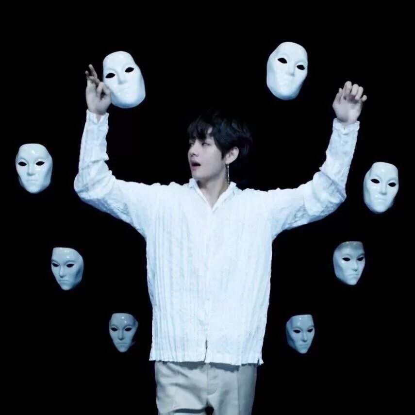 Bts singularity. Тэхен с маской в руках для сингулярити фото.