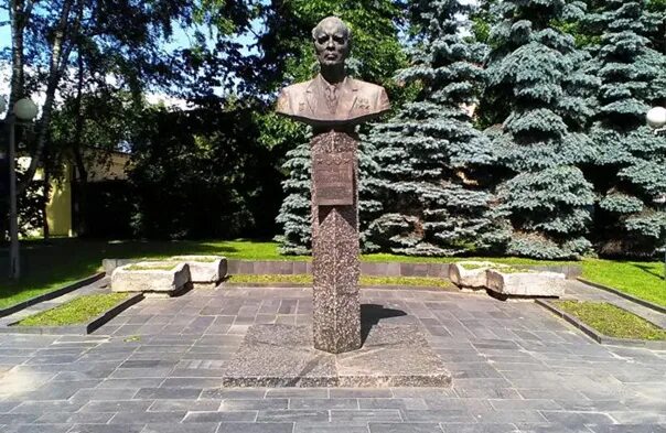 Сквер 60 летия октября псков. Памятник кикоину псков. Кикоин псков. Кикоин памятник. Псков октябрьский проспект 38 кофе с кикоиным.