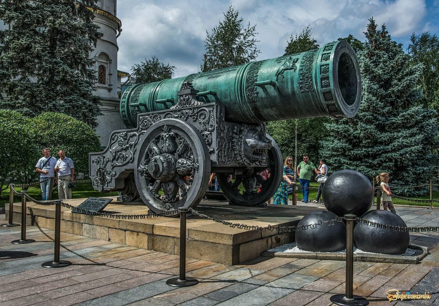 Кремль пушки. Кремль царь пушка и царь колокол. москва царь пушка и царь колокол. царь пушка в кремле. царь-пушка царь-колокол царь-царь.