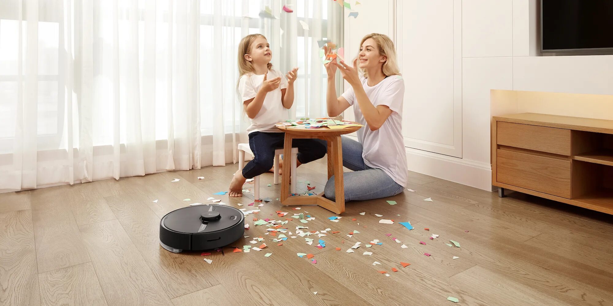 Робот пылесос roborock vacuum. Девушка и робот пылесос. современные дошкольники и робот пылесос. семья и робот пылесос. ready robot рэди робот пылесос.