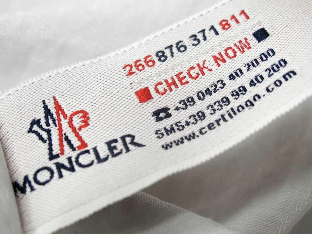 Проверка монклер. Moncler бирки. бирки moncler оригинал. этикетка монклер. монклер этикетка оригинал.