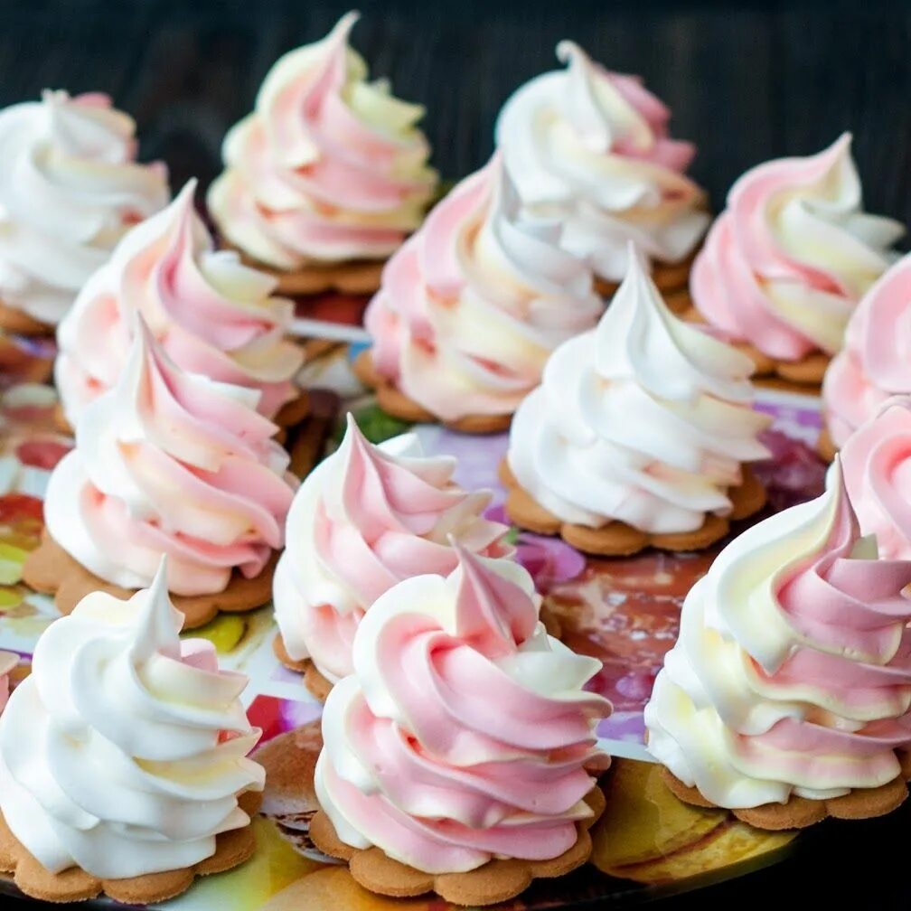 Крем итальянская меренга рецепт. Белковый крем меренга. Крем для меренги. Крем для меренги. Безе, меренга — meringue.