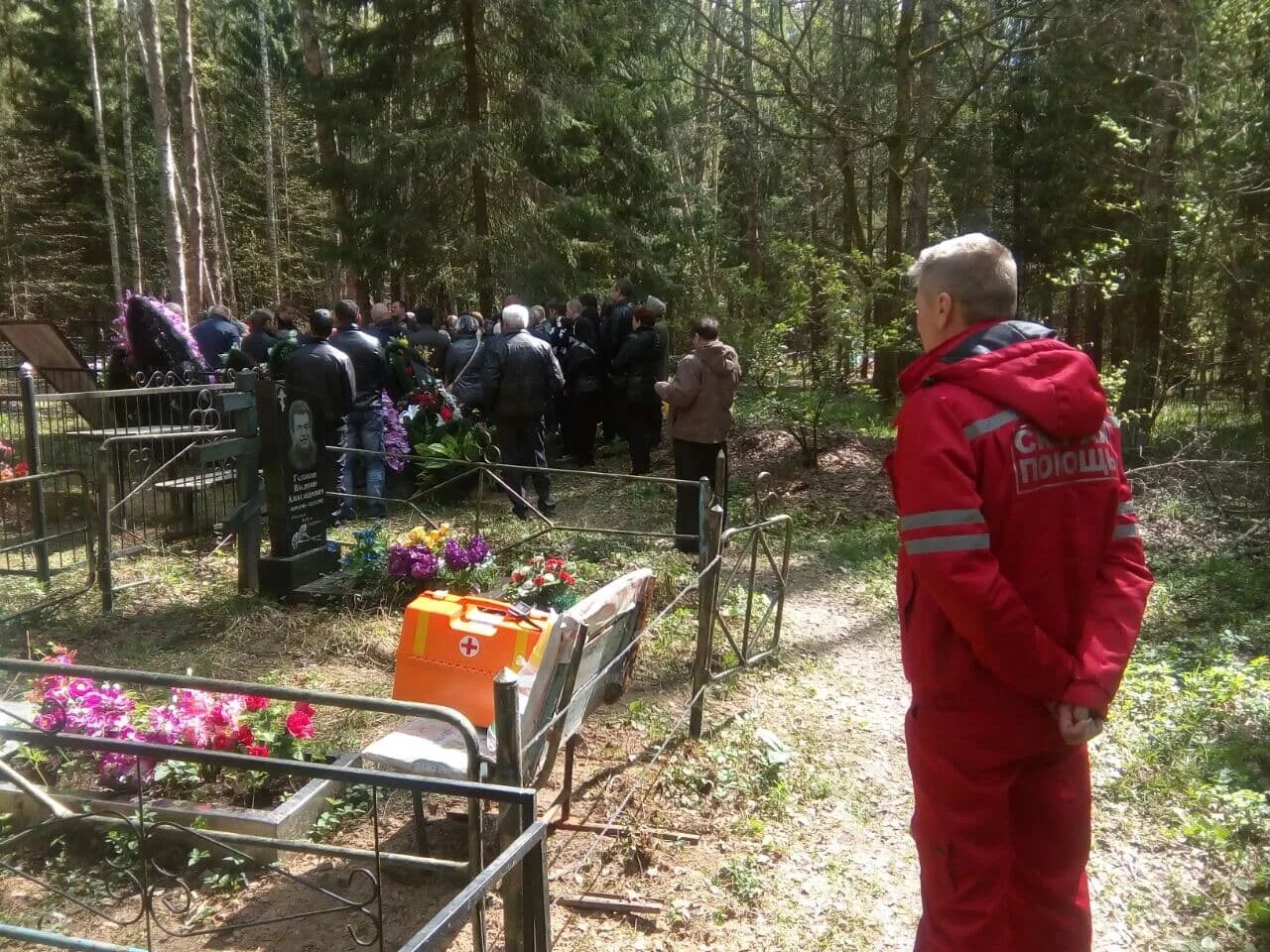 Помогите похоронить. Похороны врачей скорой помощи. Дежурство скорой помощи на похоронах.