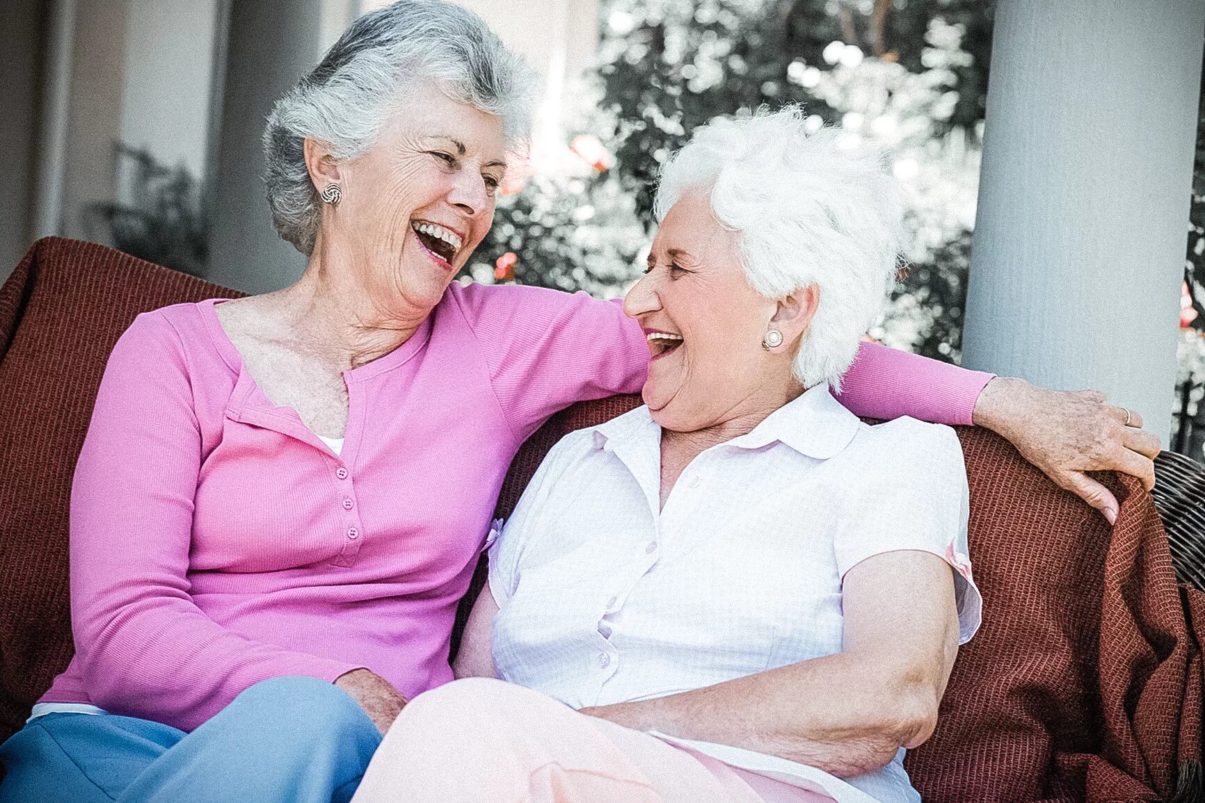 Несколько пожилых женщин. Пожилая женщина смеется. Пожилые подруги. Бабушка смеется.