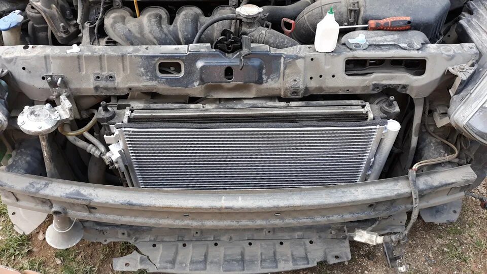Радиатор охлаждения двигателя хендай солярис 2018-. Радиатор машины. Радиатор кондиционера солярис 2008. Hyundai accent 2008 радиатор кондиционера. Течь радиатора автомобиля.