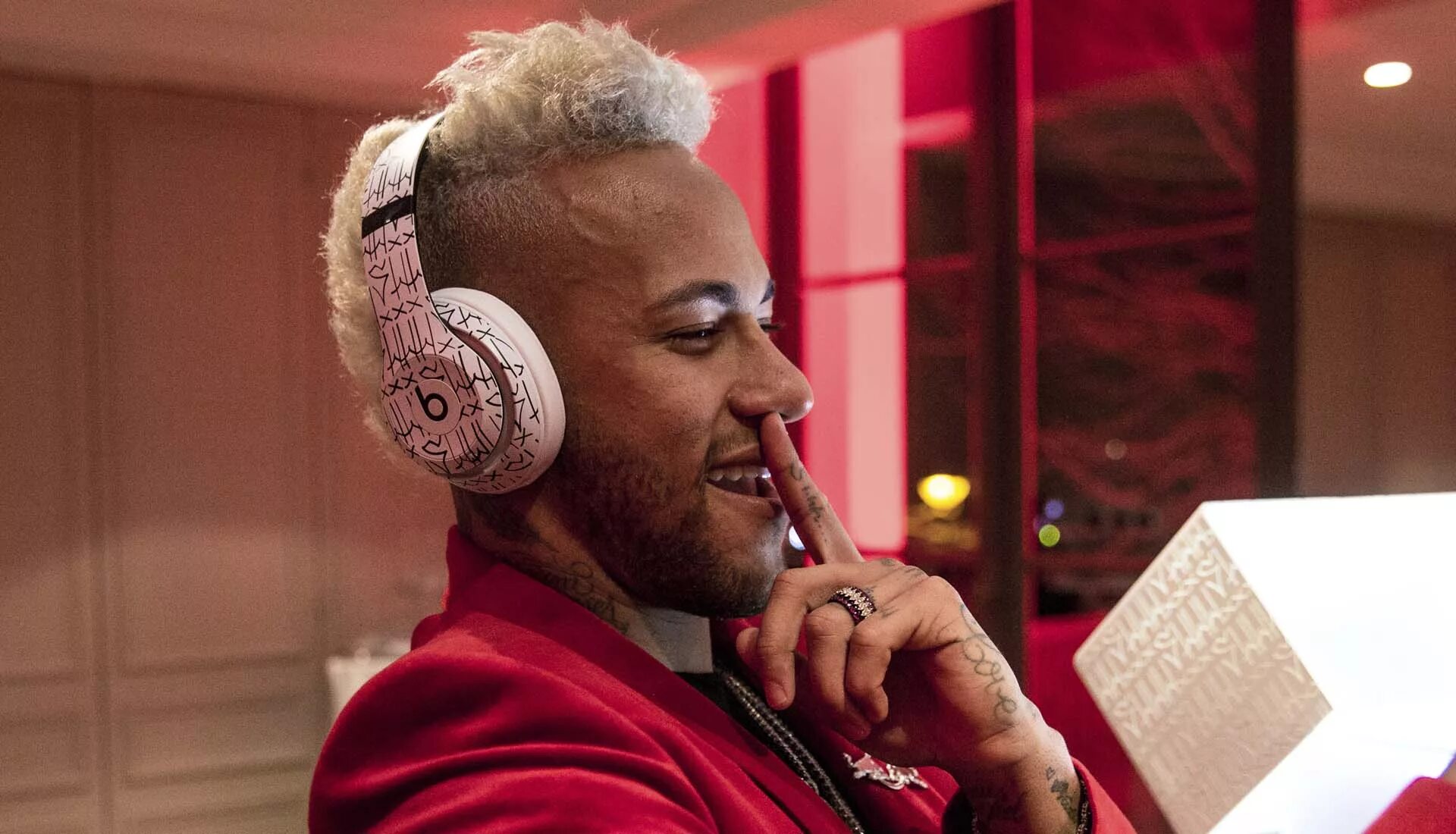 Битс слушать. Неймар битс. Наушники Neymar наушники Beats. Неймар в наушниках Beats. Наушники знаменитостей.