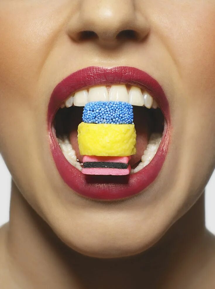 Сладкие зубы. Губы с леденцом. Сладость во рту. Шоколадный зуб. Сладкие зубы.