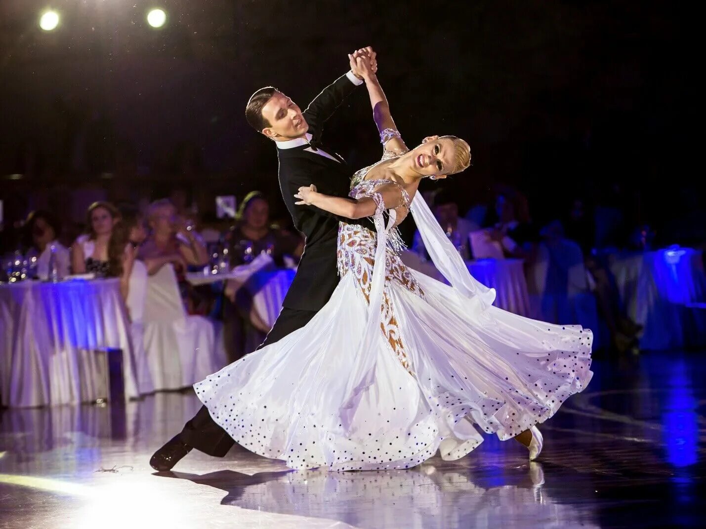 Дмитрий васин танцы. Танцы европы. Народный танец чардаш венгрия. Европейская танцевальная 20. Европейские танцы.