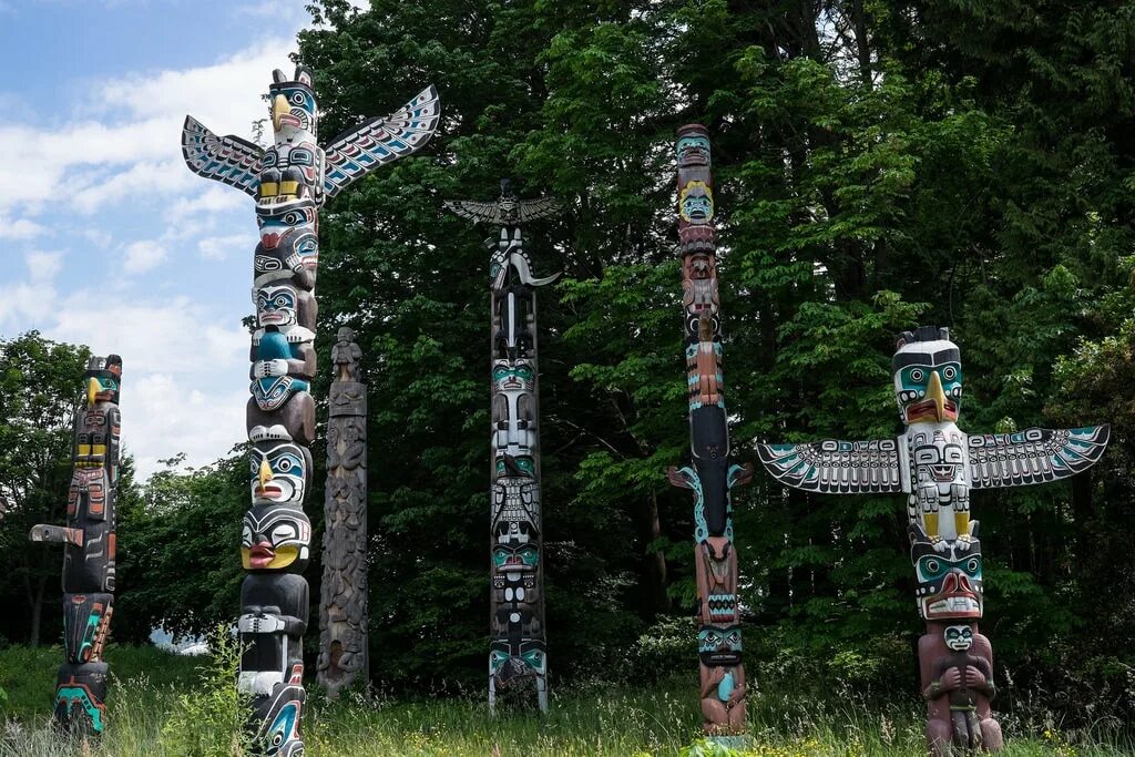 Totem pole. Тотем поул Канада. Острова королевы Шарлотты тотемные столбы. Тотемные столбы Канады Канада. Тотем в Канаде.