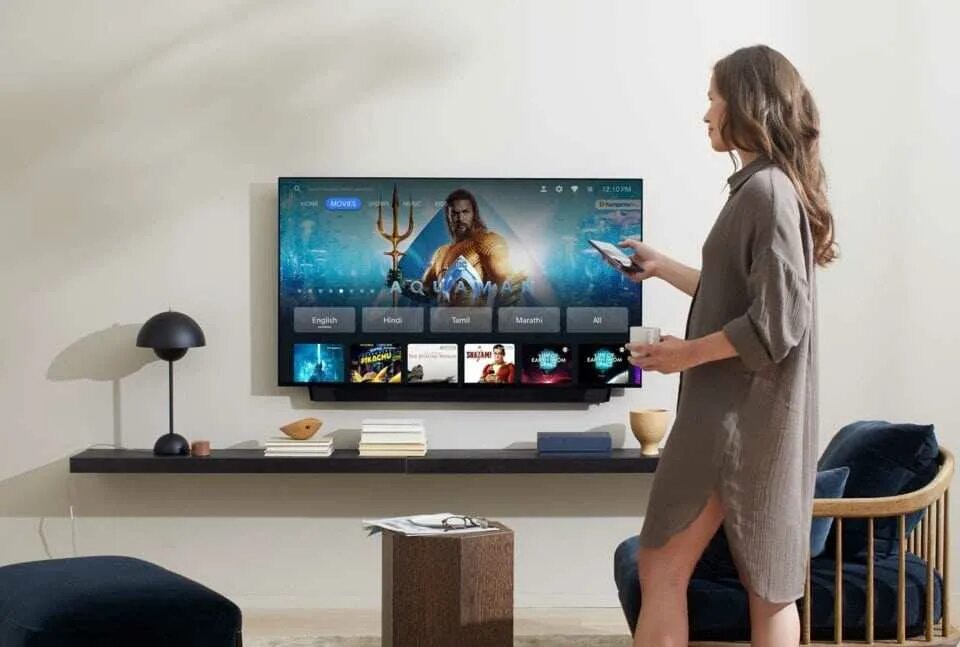 Какой телевизор на андроиде лучше. Soundbar смарт ТВ телевизор. Smart TV телевизор андроид 11 55 дюймов. Телевизор 32 дюйма рядом с человеком. Телевизор 32 дюйма.