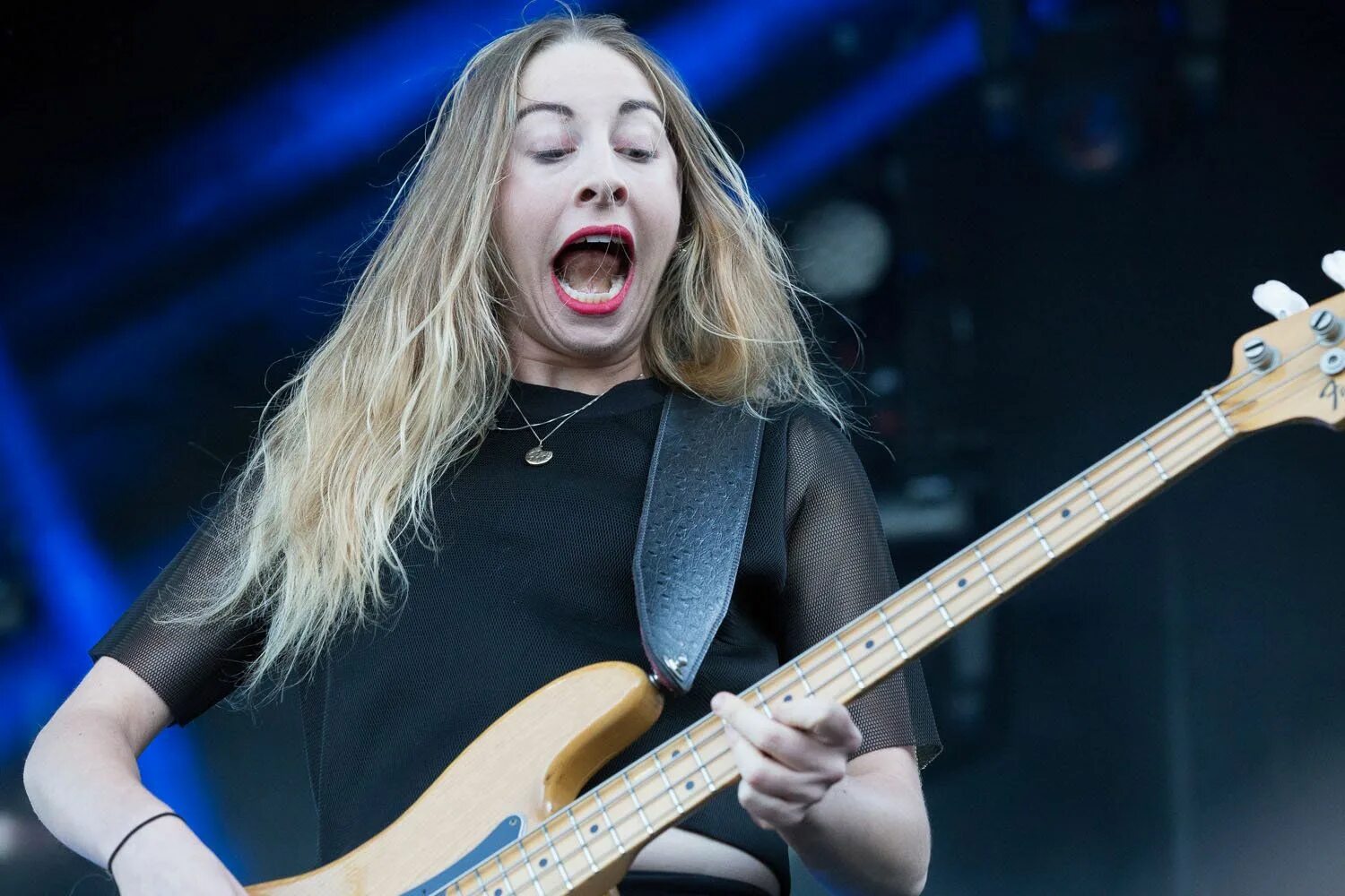 Bass face. Бас фейс. Alana Haim. Мик Хаим. More bass