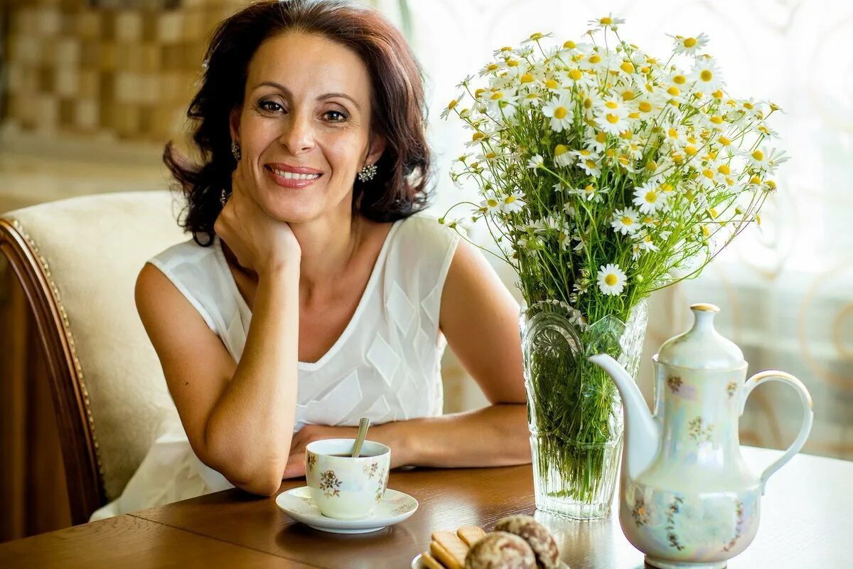Работа дома 60 лет. Счастливая женщина в возрасте. красивые женщины в возрасте. ухоженные женщины в возрасте. счастливая женщина средних лет.