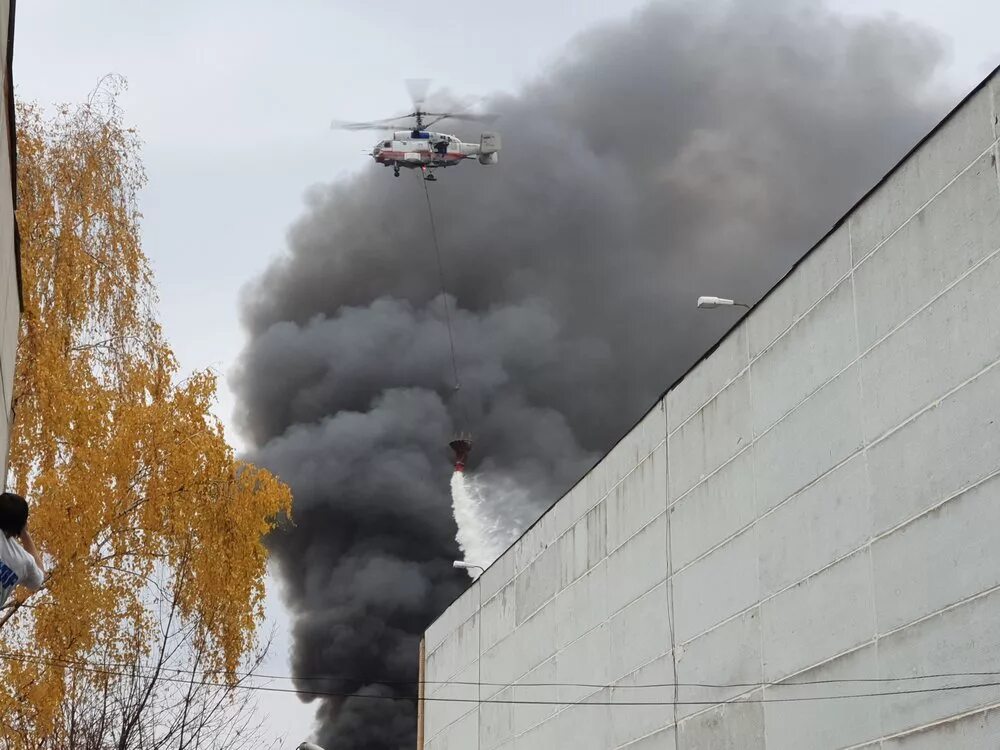 Что горит в москве сейчас 1 час. Пожар на молодогвардейской склад. пожар в кунцево сейчас москва. пожар молодогвардейская 11. двм в кунцево пожар на складе.
