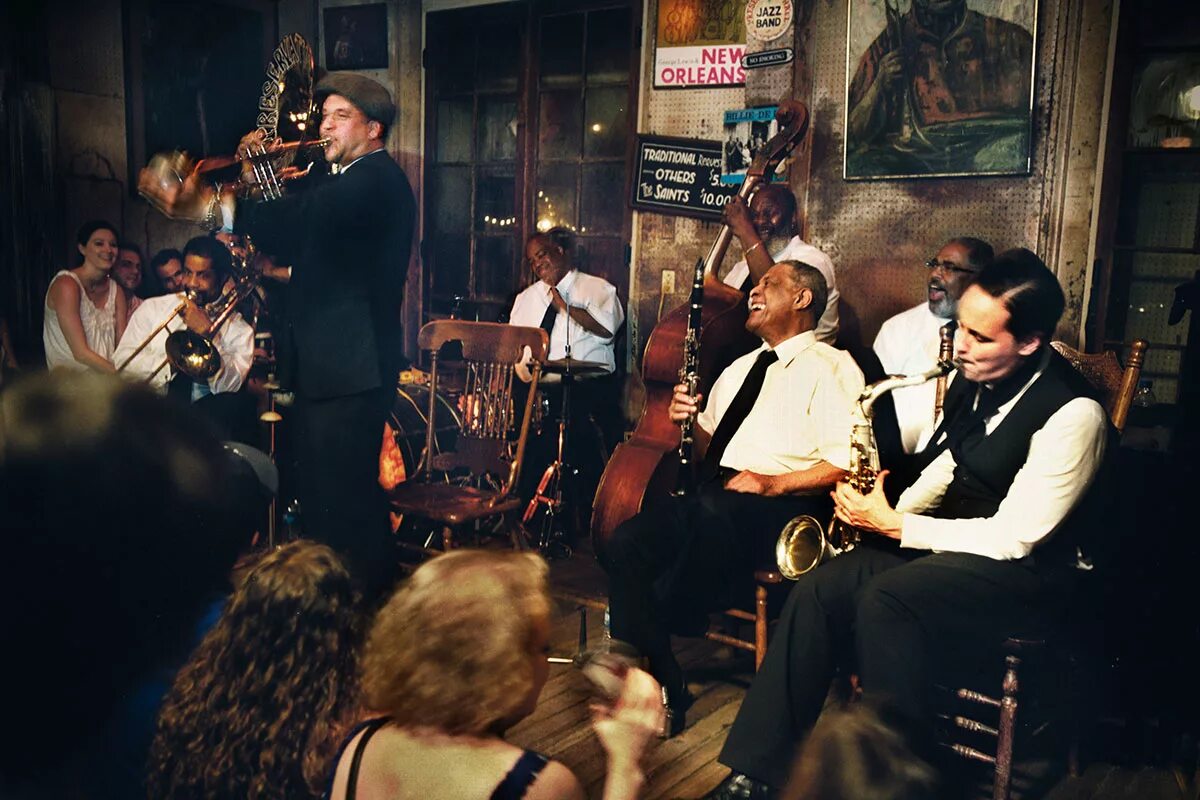 Новый Орлеан джаз в баре. Джаз бэнд 20 годы Америка. Джаз бэнд новый Орлеан 20е годы. Джаз новый Орлеан 1920.