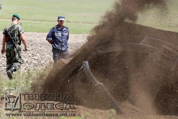 Земляной ров. Сухой ручей своими руками на даче. Ручная копка траншей. Канава рисунок. Осада алезии реконструкция.