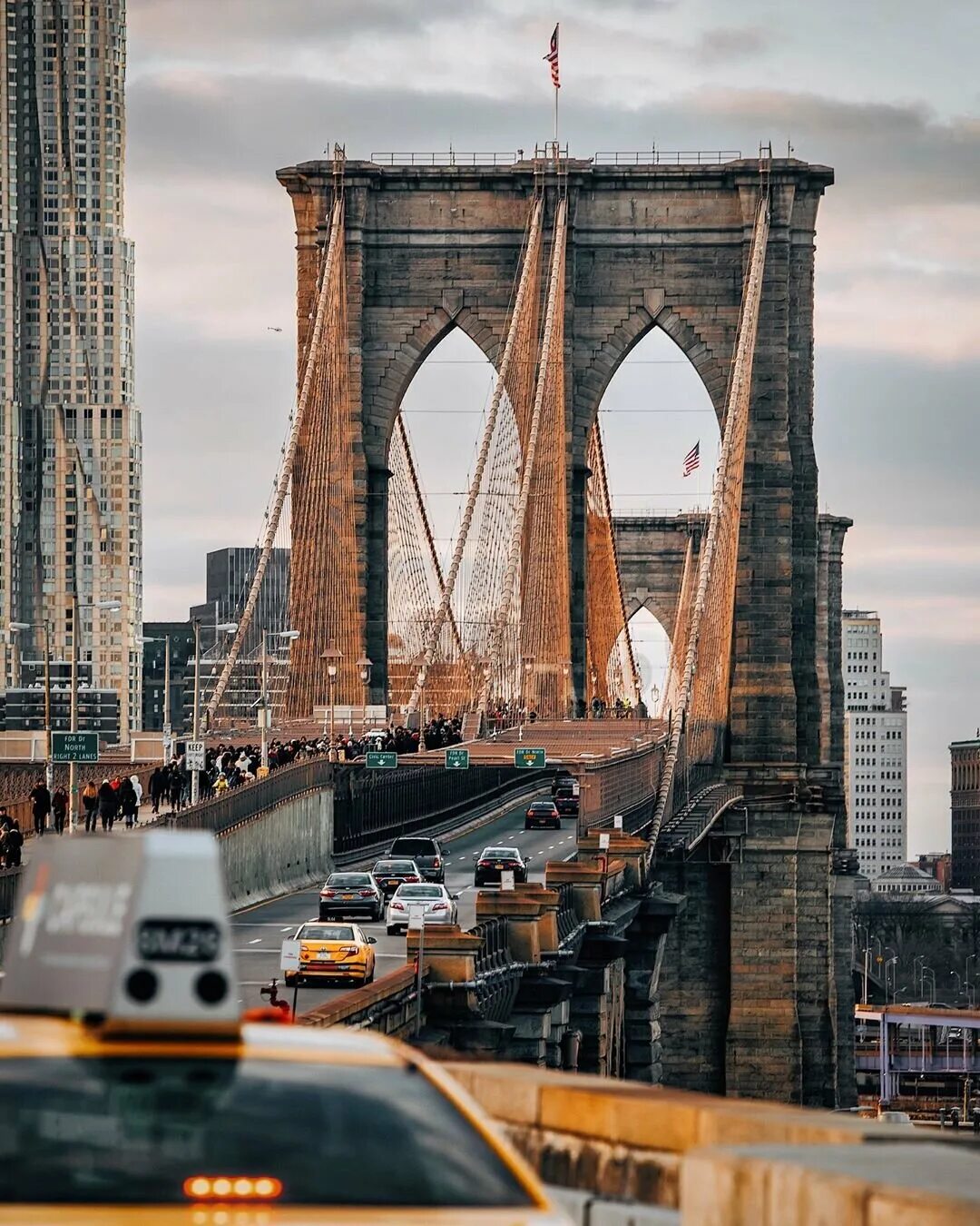 Бруклин мост. Бруклинский мост мост в Нью-Йорке. Нью Йорк Бруклин бридж. Достопримечательности Нью Йорка Бруклинский мост. Бруклин архитектура Нью-Йорк.