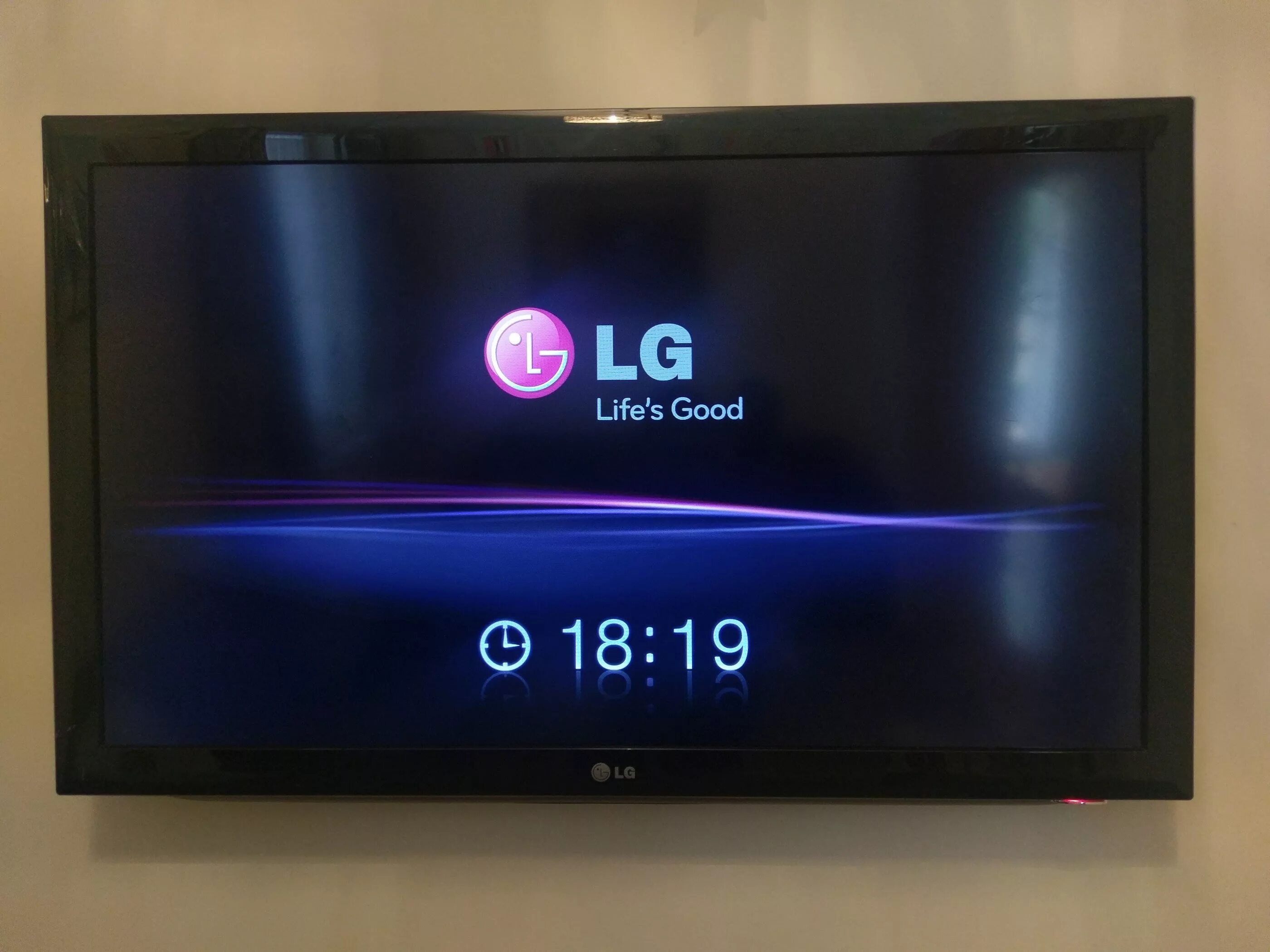 Телевизор LG Life's good Smart TV. Телевизор LG 32 дюйма Life's good. LG Life's good телевизор logo. Телевизор с часами.