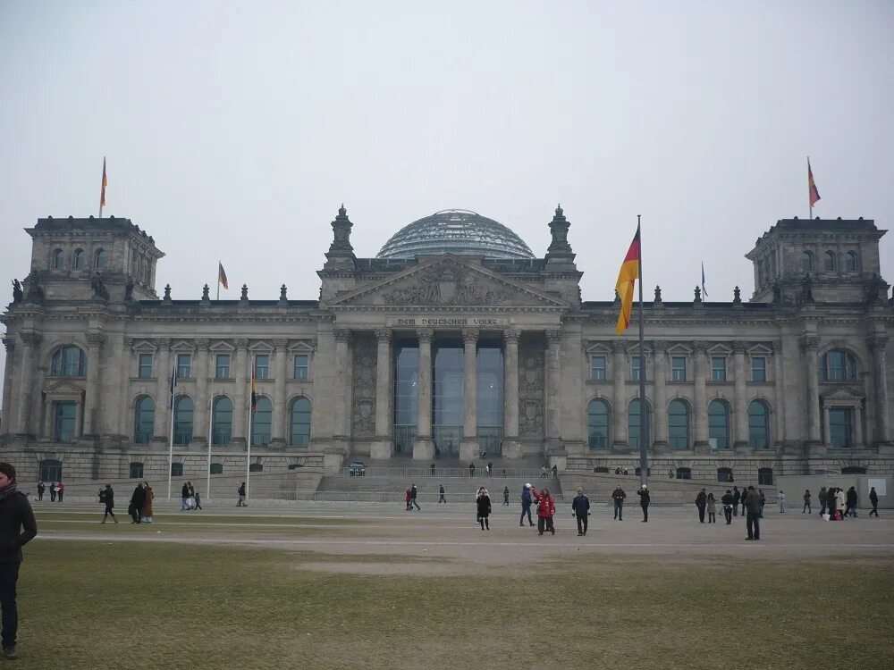 Рейхстаг 1495. Музей рейхстага в берлине. Какое время в берлине сейчас. Какое время в берлине сейчас. Рейхстаг туристы.