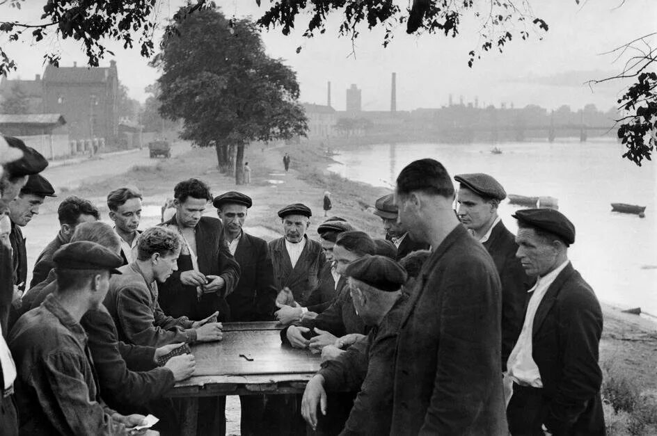 Картье брессон москва 1954. 1927в киеве создан футбольный клуб «динамо киев». Клуб 1954. Матросский клуб севастополь история. Сборная ссср 1954 хоккей.