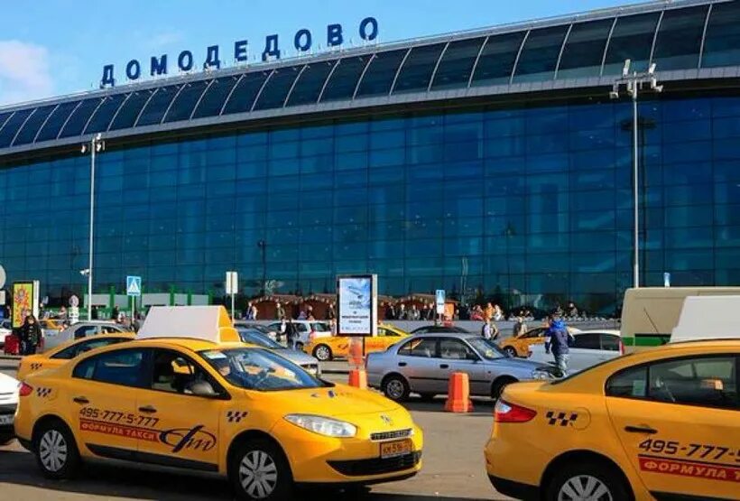 Такси в москве в аэропорт шереметьево. Аэропорт домодедово такси. аэропорт домодедово стоянка такси. домодедово аэропорт taxis. такси около аэропорта домодедово.