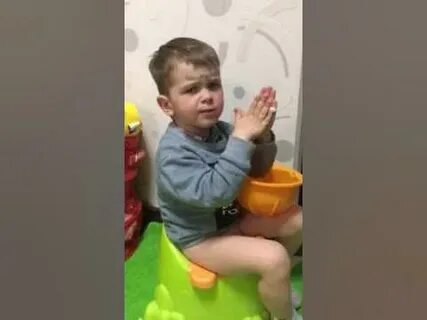 Мальчик какает видео