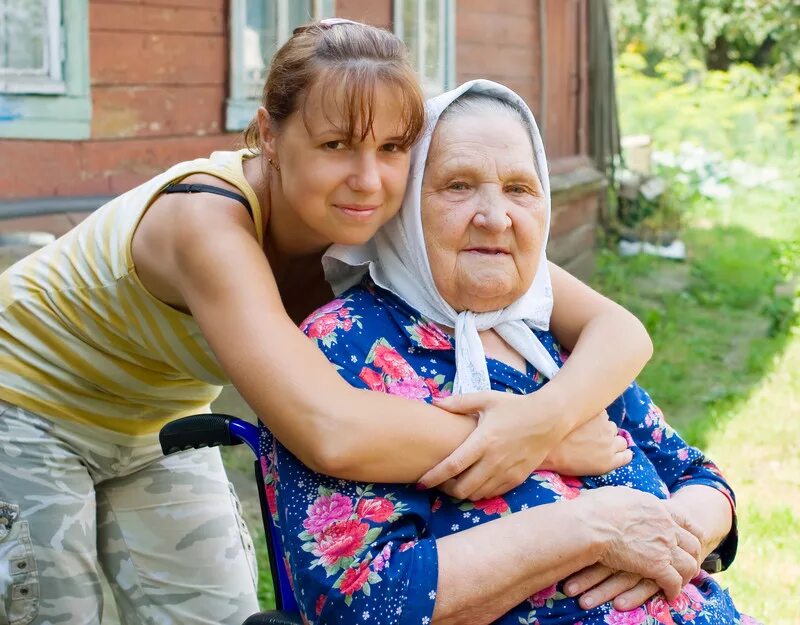 Бабушка и внучка. Опека и попечительство над недееспособными гражданами. Внучка обнимает бабушку. Опека над совершеннолетними недееспособными гражданами.