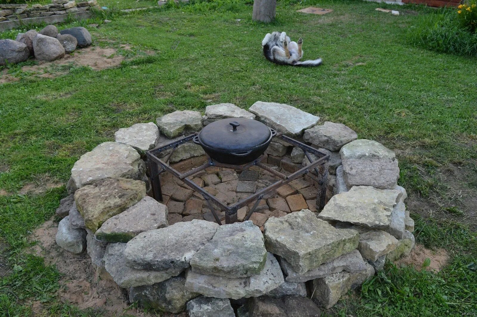Очаг костровище из камня. Костровое из камней. Кострище patio roca. Очаг костровище. Уличный камин-кострище sams club (90739).