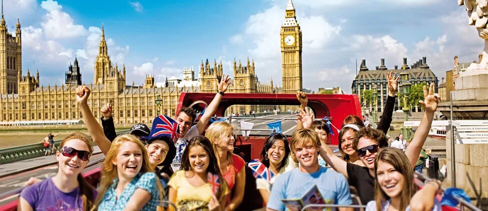 Туристы в Лондоне. Туризм в Великобритании. Экскурсионный туризм в Англии. Великобритания люди. Образовательное путешествие группа
