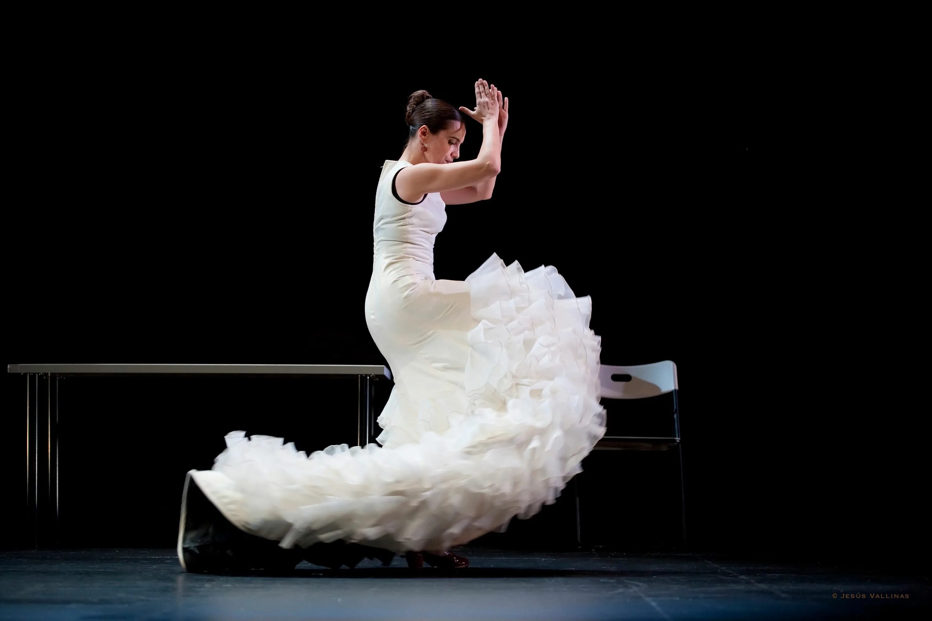 Танцовщица в белом платье. Девушка танцует в платье. Балерина в длинном платье. Элегантный танец. Девушка танцует в платье.