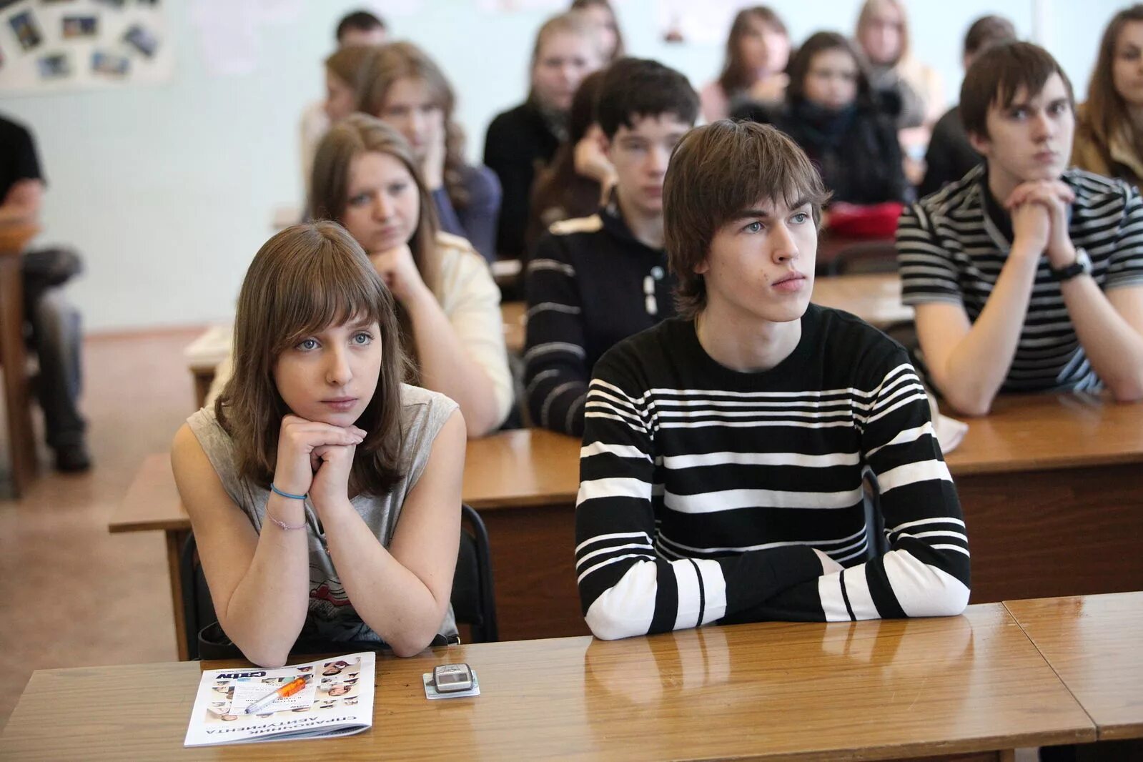 Классные часы 10 11 классов. Подростки в школе. Школьники Старшие классы. Подросток за партой. Старшеклассники за партой.