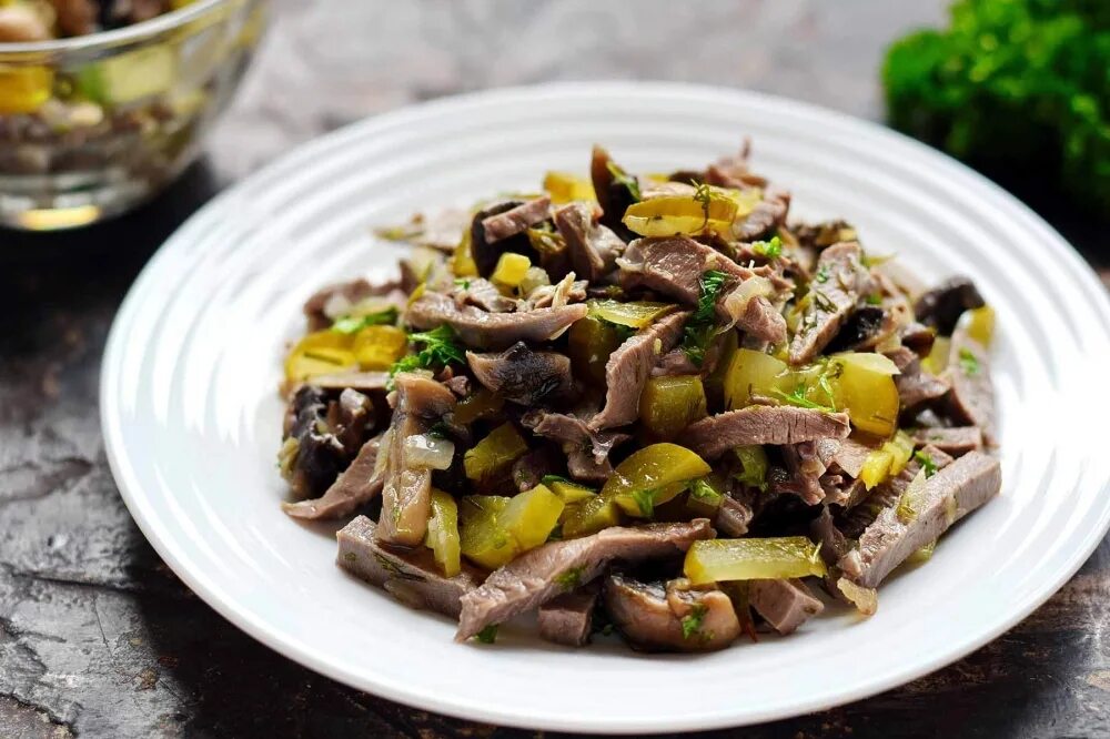 Салат с сердцем свиным и огурцом. Салат с сердцем говяжьим. Сердце говяжье с солеными огурцами рецепт. Салат из говяжьего сердца с солеными огурцами. Вкусный салат с говяжьим сердцем.