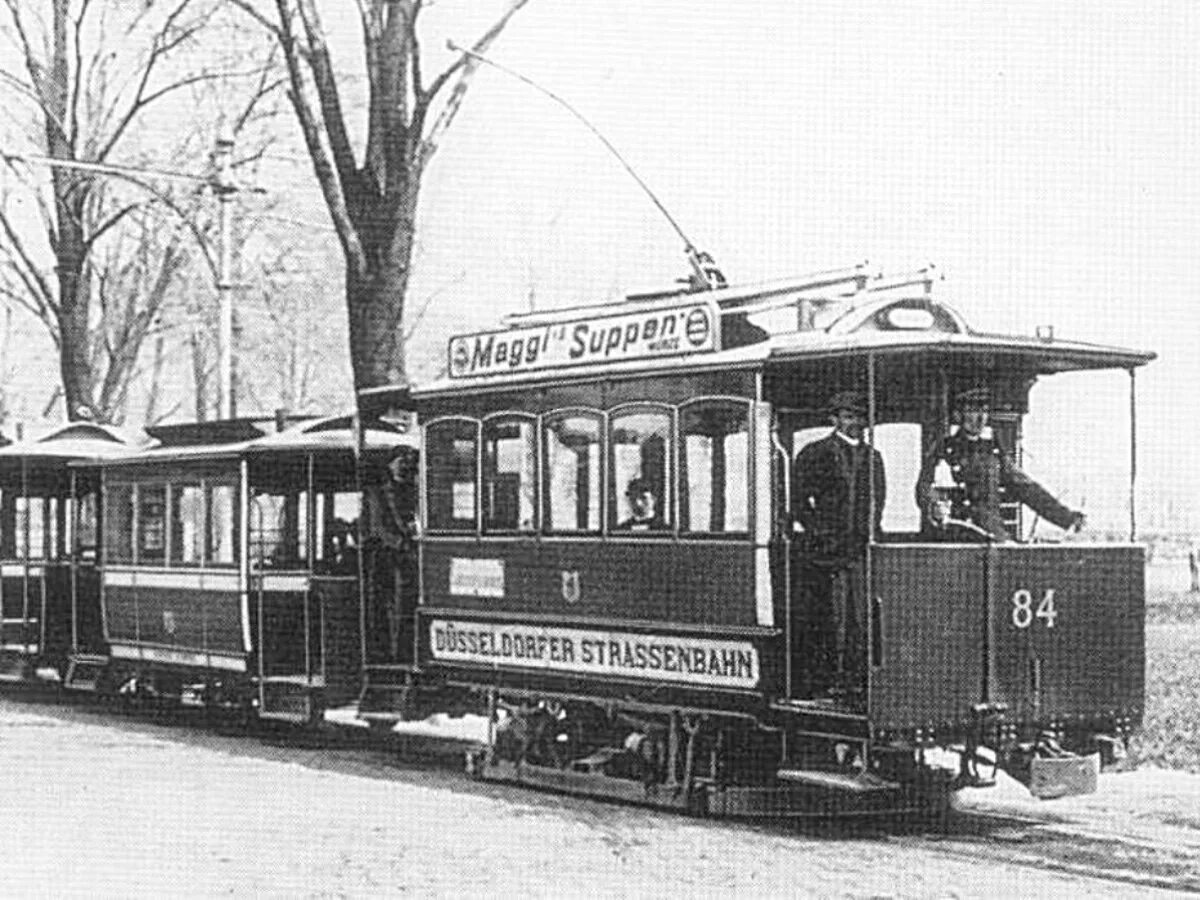 Первый электрический магазин. Первый электрический трамвай. Электрический трамвай. 19 Век электрический трамвай Нижний Новгород. Пироцкий первый в мире электрический трамвай.