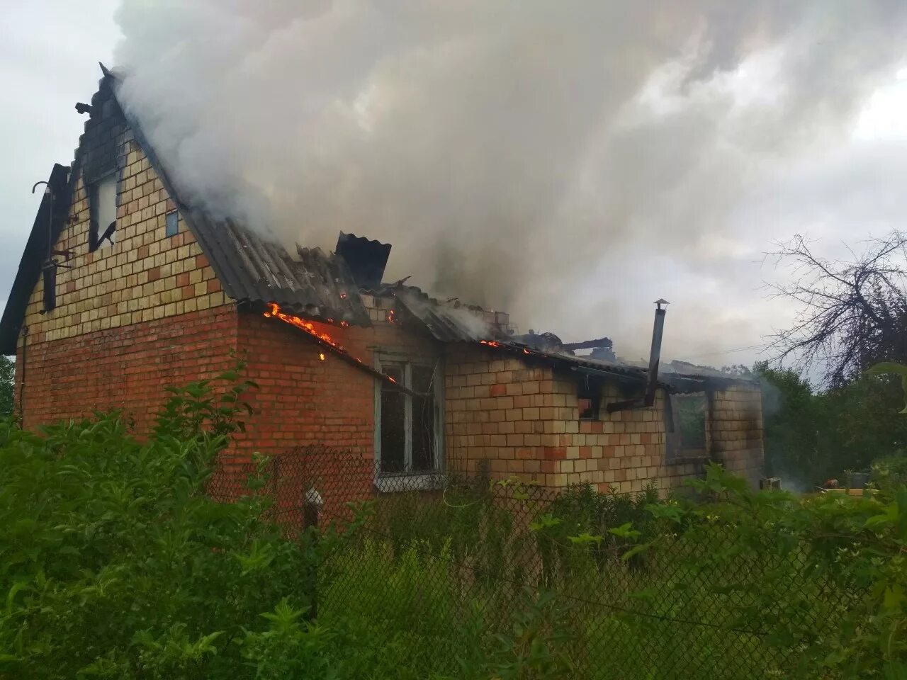 пожар на даче. пожарная безопасность дачных участков. пожар на даче. тушение пожара на даче. пожар на даче.