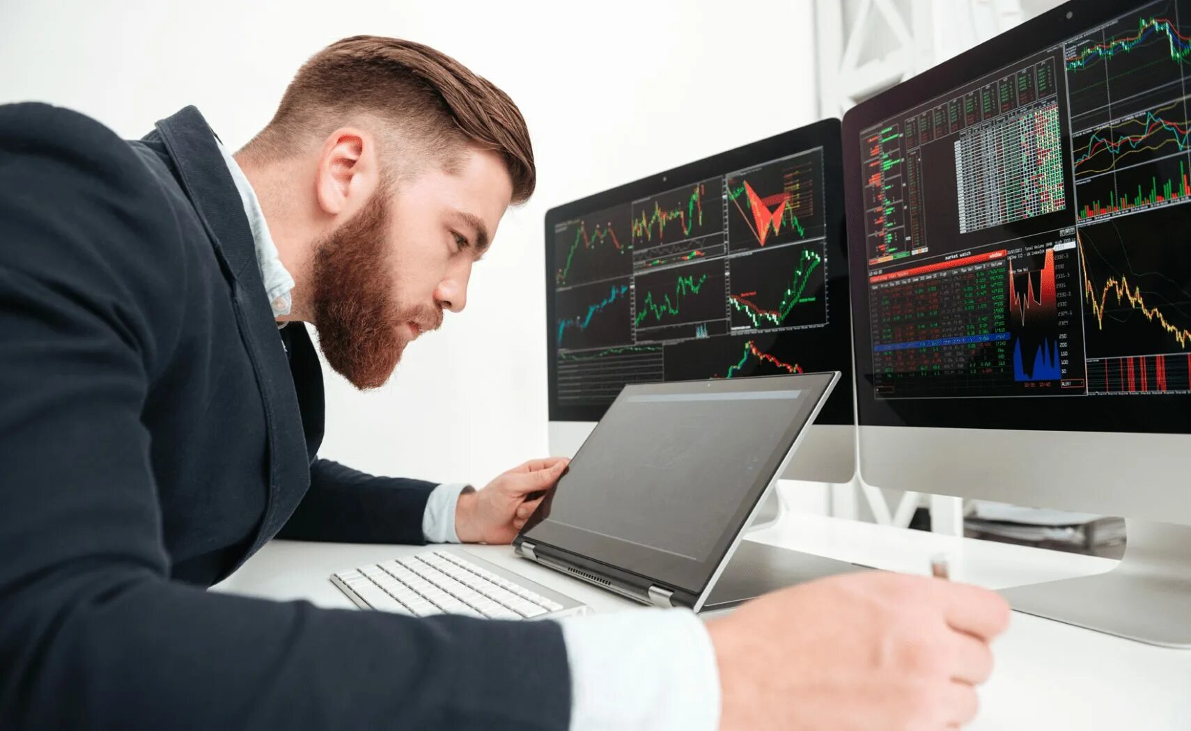 Клиенты сбербанка. Человек за компьютером. Менеджер сбербанка. Бизнес аналитик. Требуется экономист.