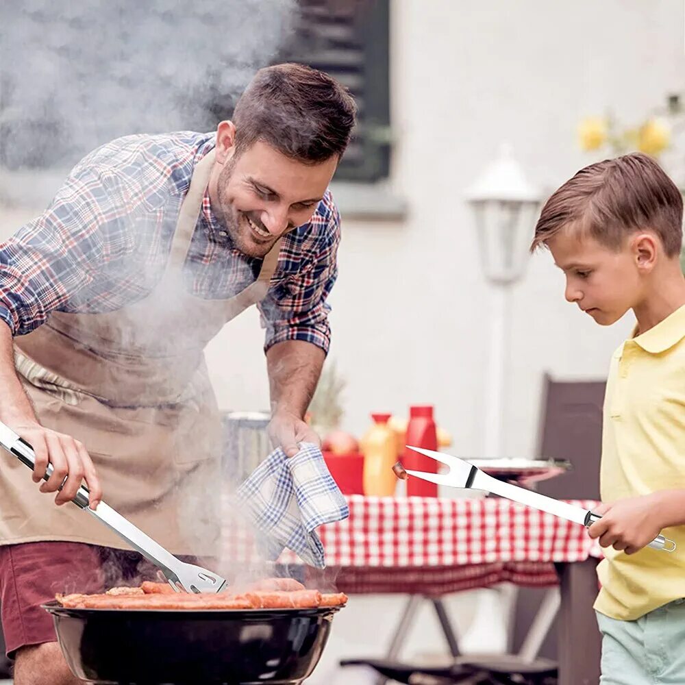 Dad a cook. Семья на барбекю. Папа готовит. Семейное барбекю на даче. BBQ семья.