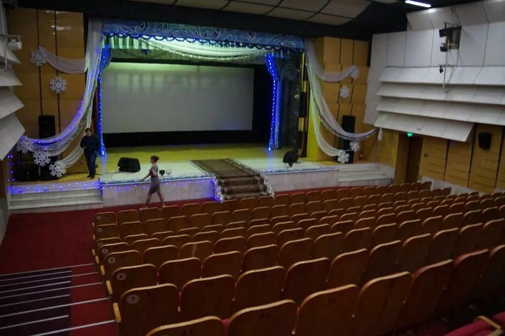 Кинотеатр камышлов. Спутник авиамоторная. Цдт кировград площадь. Кировград старые фото. Кинотеатр спутник.