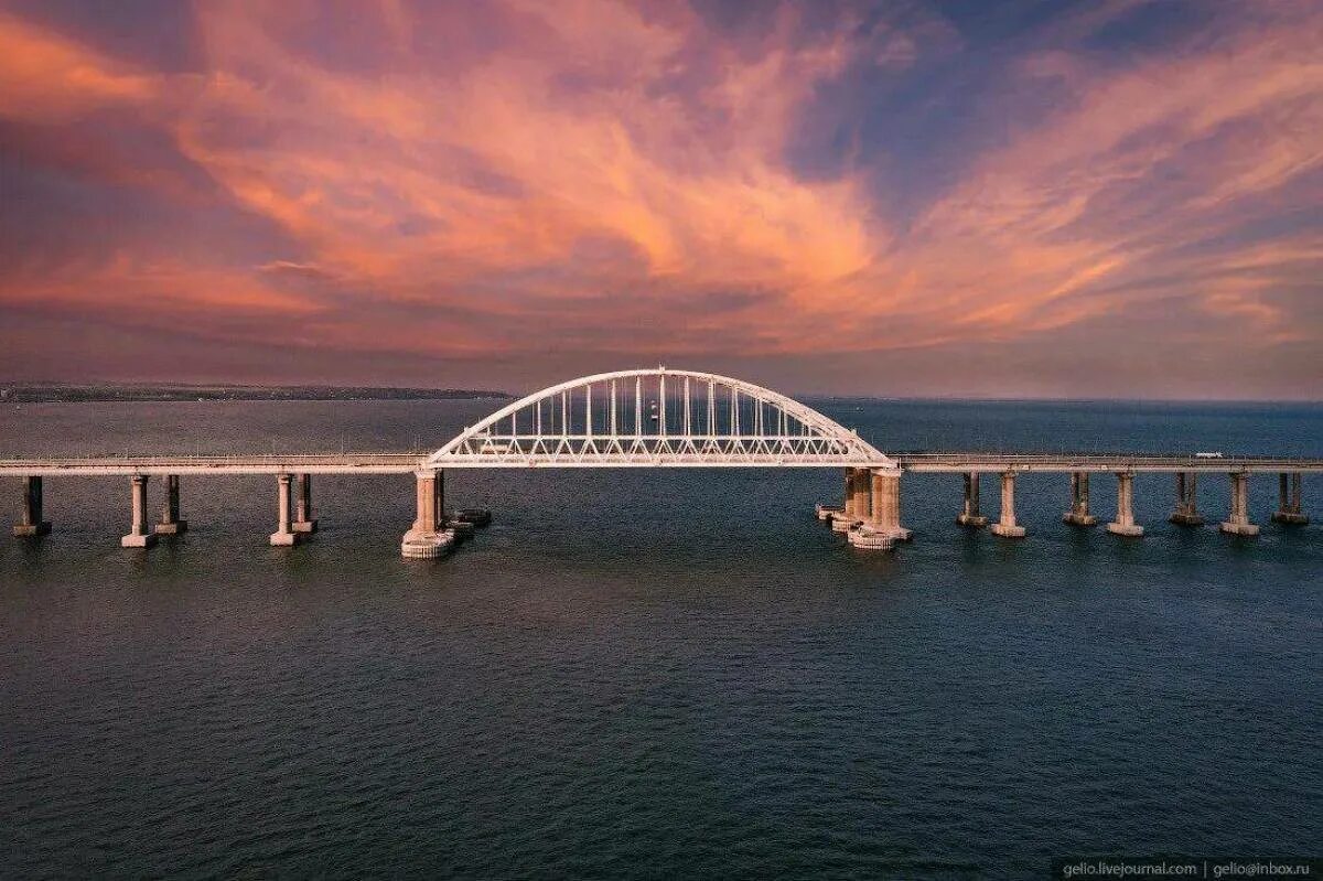 Площадка крымский мост. Мост через Керченский пролив. Крымский мост через Керченский пролив. Мост Керченский пролив. Мост через Керченский пролив арка.