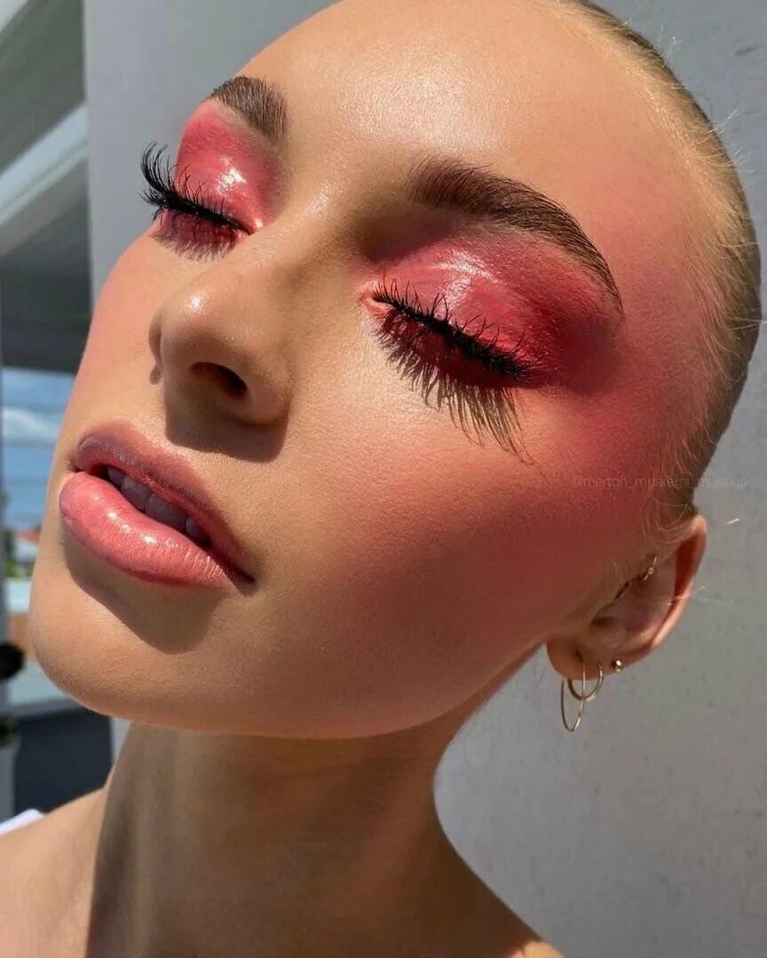 Pink make up