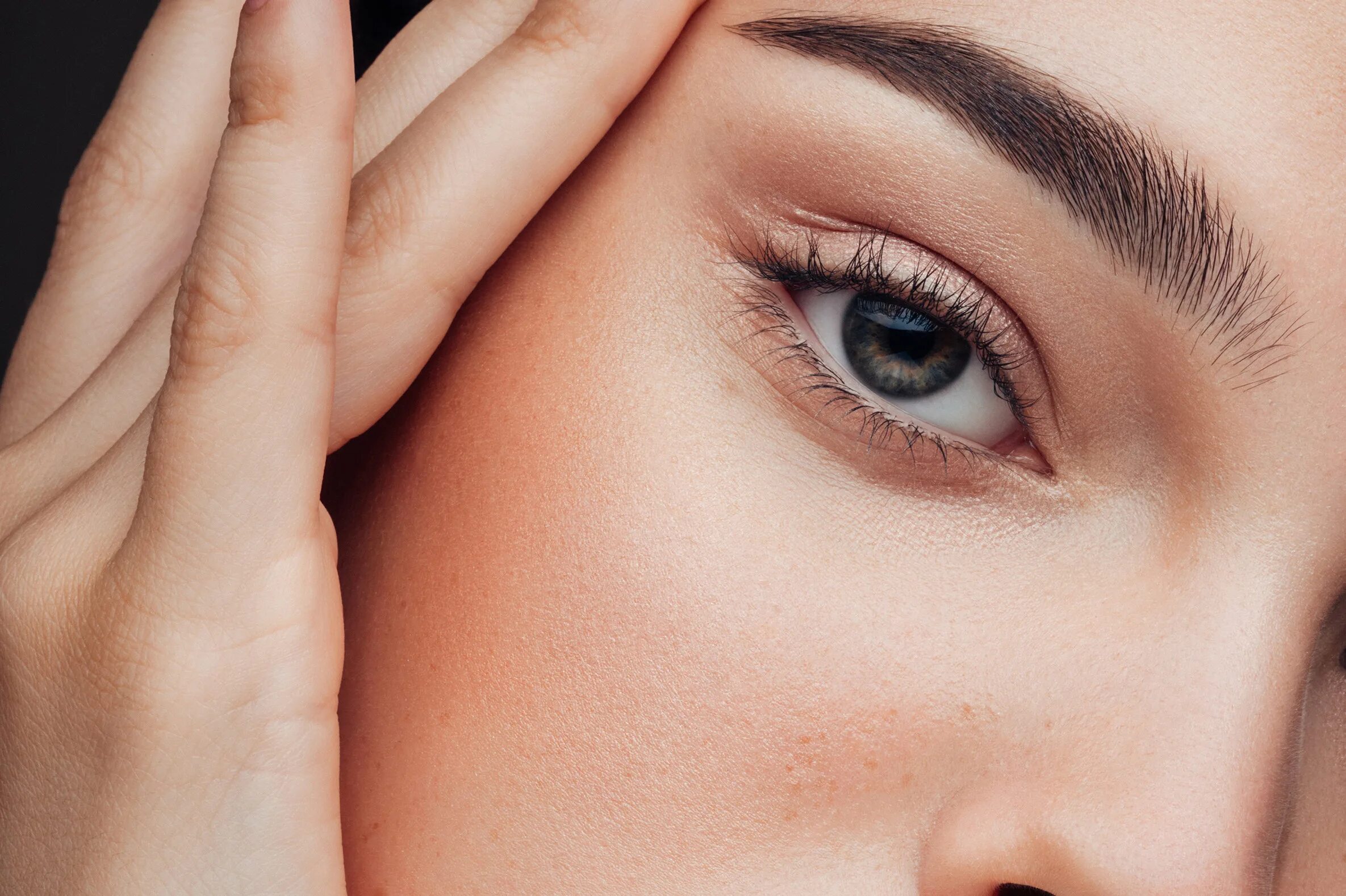 Массаж бровей. Рука лицо. Касание брови. Трогает бровь. Красивая форма бровей.