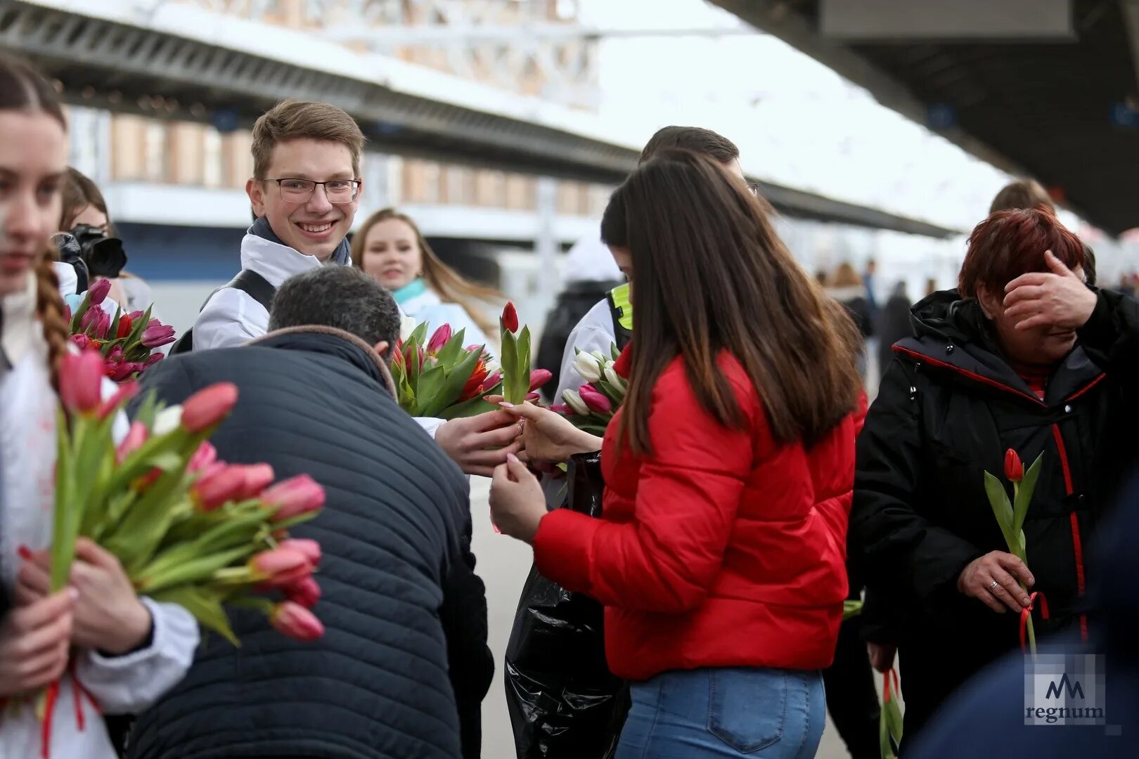 Дарит цветы. Международный женский день в России. Где в москве дарят цветы